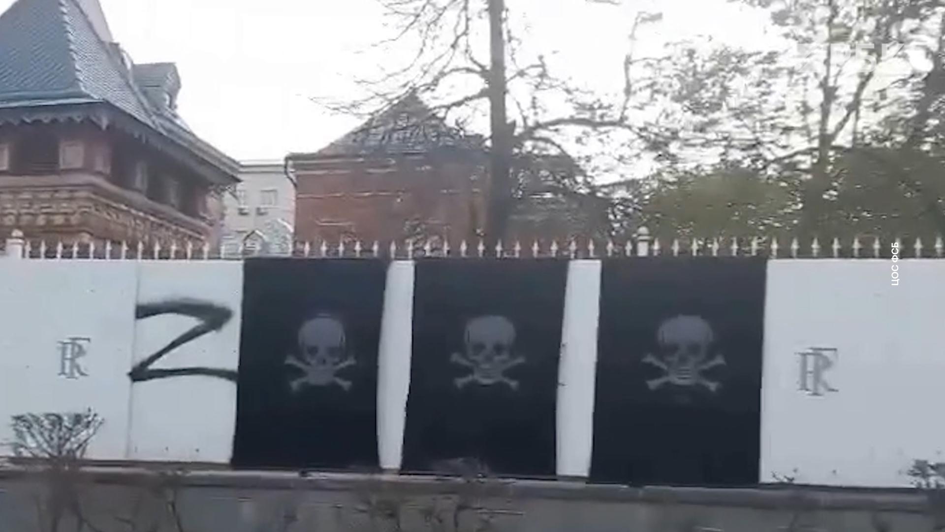 На заборе посольства Франции в Москве нарисовали черепа и кости