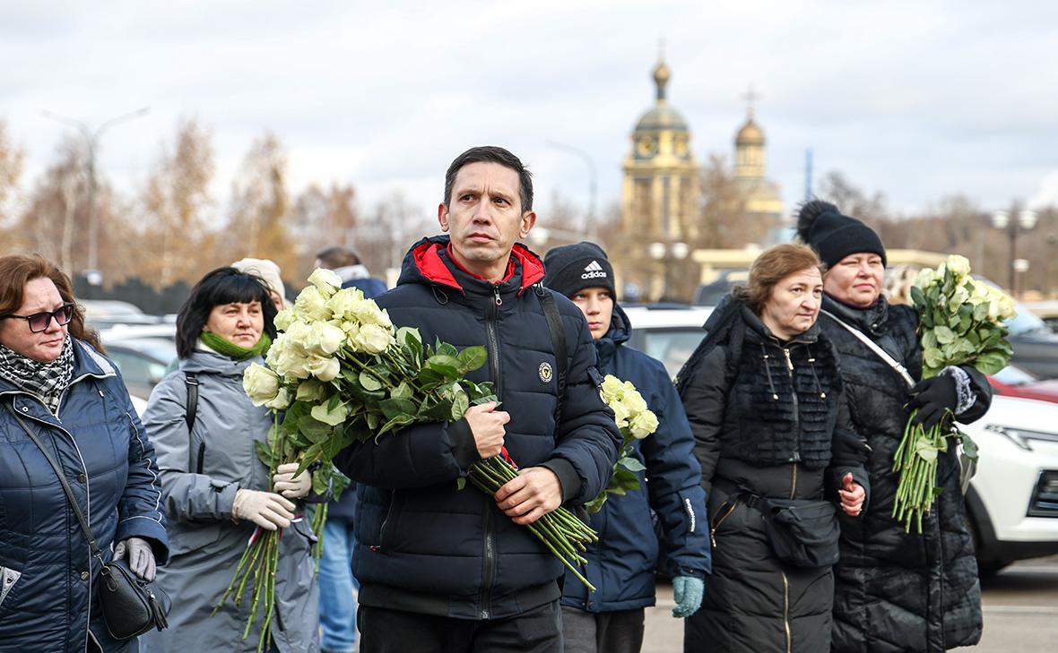 Люди с цветами во время прощания с журналистом Антоном Коробковым-Землянским на Троекуровском кладбище