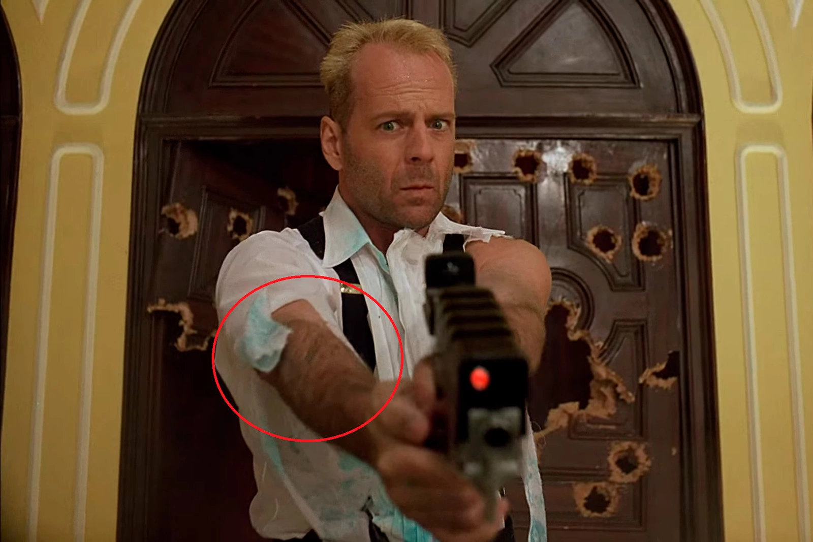 Кадр из фильма «Пятый элемент» (1997), режиссер Люк Бессон