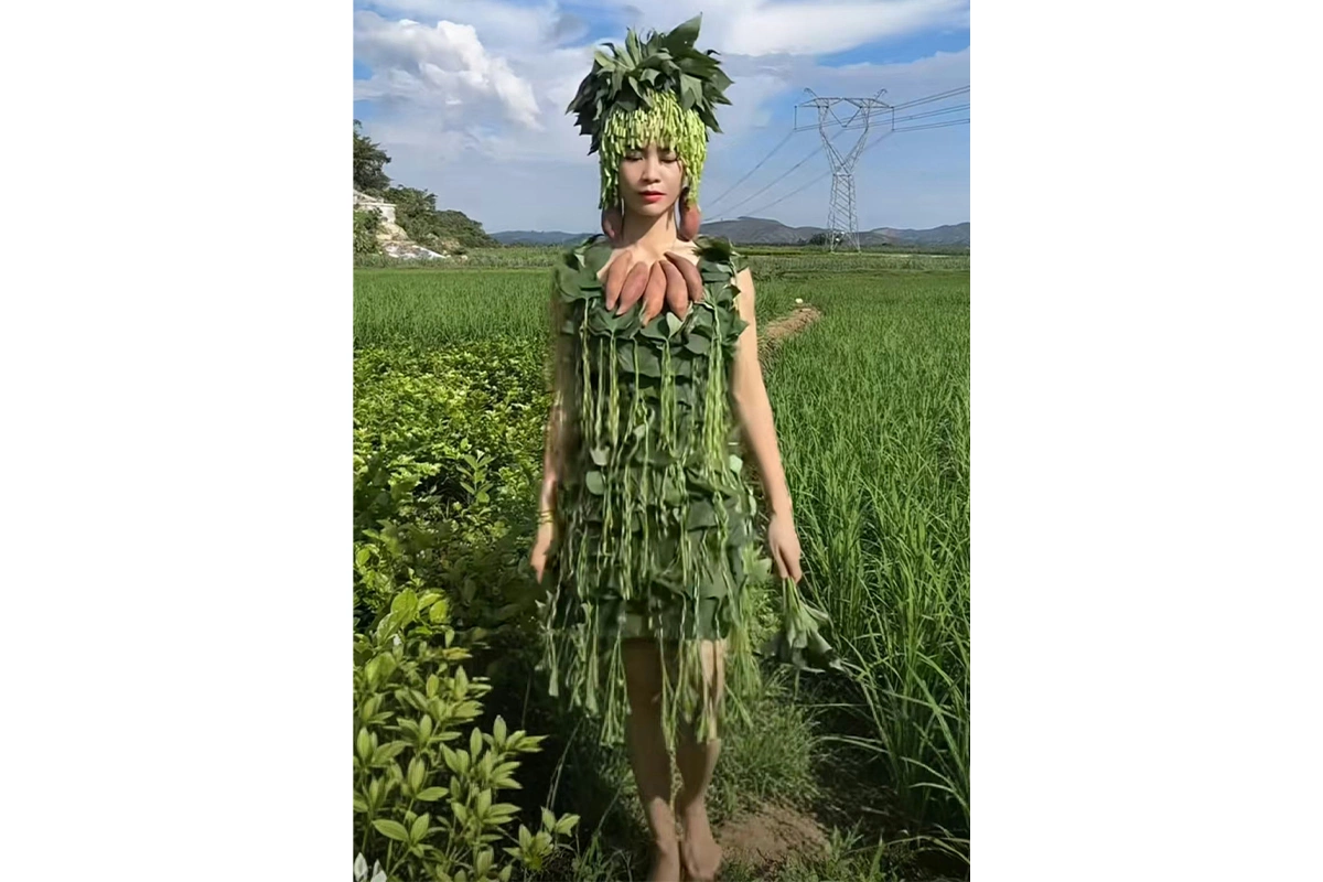 Девушка демонстрирует уникальные наряды, расхаживая по полям. Свой стиль она с гордостью называет «сельской модой»