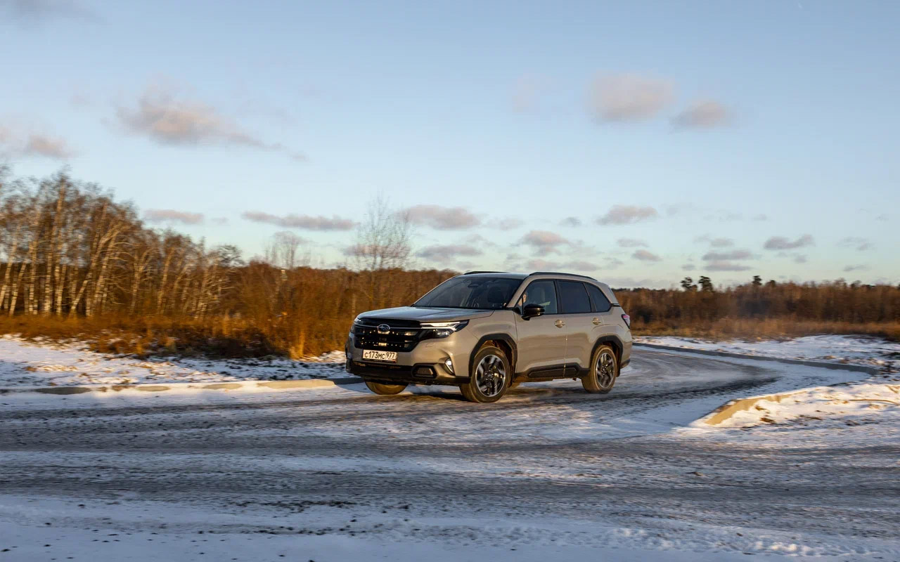 Благодаря низкому центру тяжести,&nbsp;на виражах Subaru Forester не сильно кренится. По повадкам он намного ближе к самым обычным легковушкам