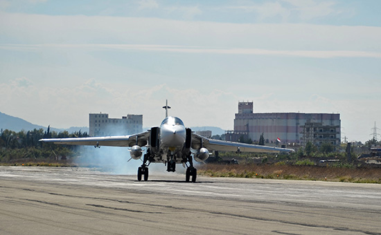 Бомбардировщик СУ-24 Воздушно-космических сил РФ совершает посадку на&nbsp;авиабазе Хмеймим в&nbsp;Сирии. 2 ноября 2015 года