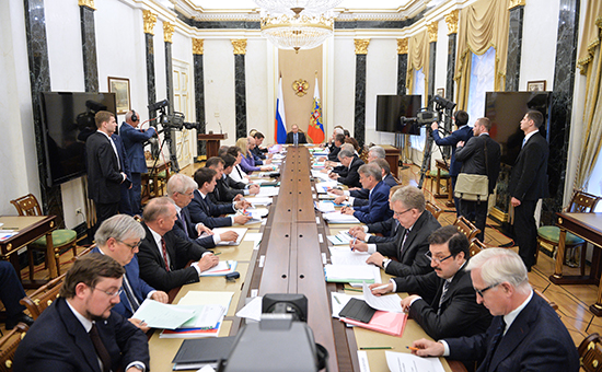 Президент РФ Владимир Путин (в центре) на заседании президиума Экономического совета в Кремле



