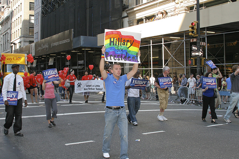 Клинтон выступает за&nbsp;легализацию однополых браков (на&nbsp;фото&nbsp;&mdash; гей-парад в&nbsp;Нью-Йорке)
