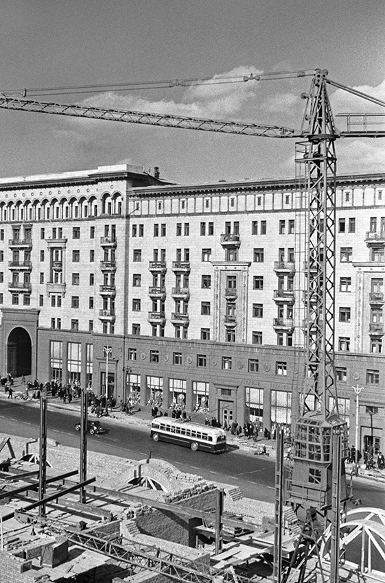 Строительство домов на&nbsp;улице Горького, 6 (ныне&nbsp;&mdash;&nbsp;Тверская). 1946 год
