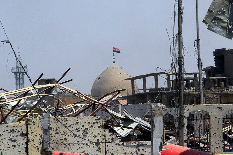 Иракский флаг на куполе разрушенной мечети в Старом городе. 9 июля 2017 года
