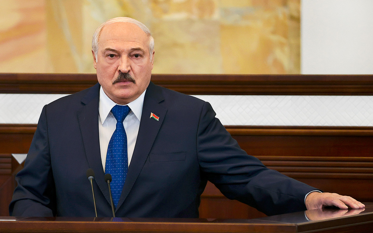 Лукашенко пообещал три-четыре дня войны в случае столкновения с Украиной"/>













