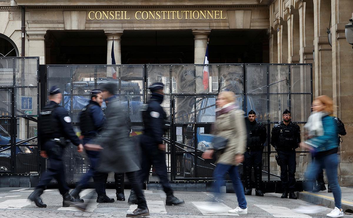 Вид на вход в здание Конституционного совета Франции