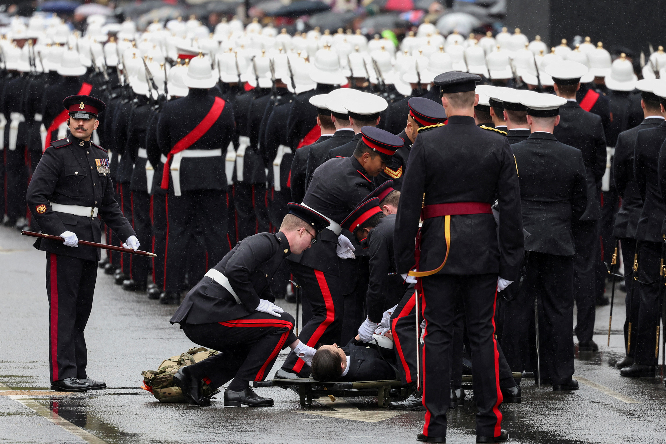 Военные в Вестминстере оказывают помощь потерявшему сознание товарищу