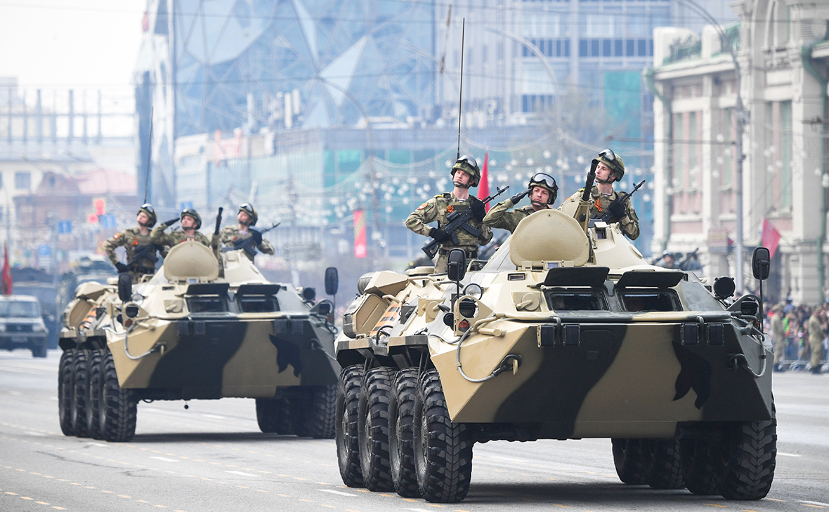 Во время парада в Новосибирске&nbsp;проехало&nbsp;32 единицы техники, механизированную колонну возглавил танк Т-34. На фото&nbsp;&mdash; бронетранспортеры БТР-82АМ