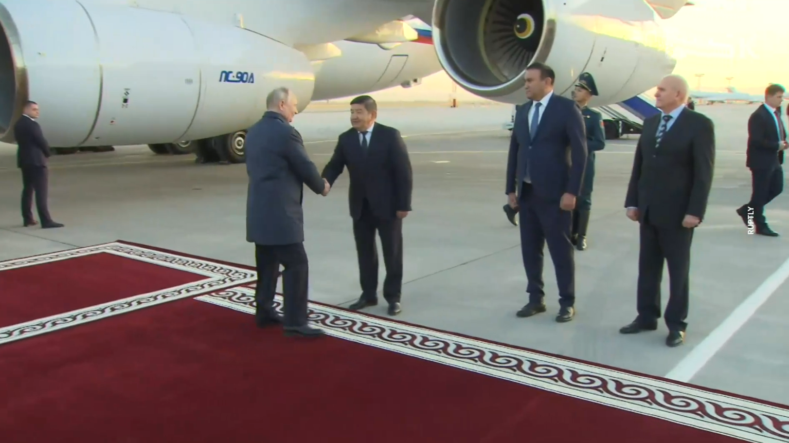 Путин прибыл в Киргизию с первым зарубежным визитом за год