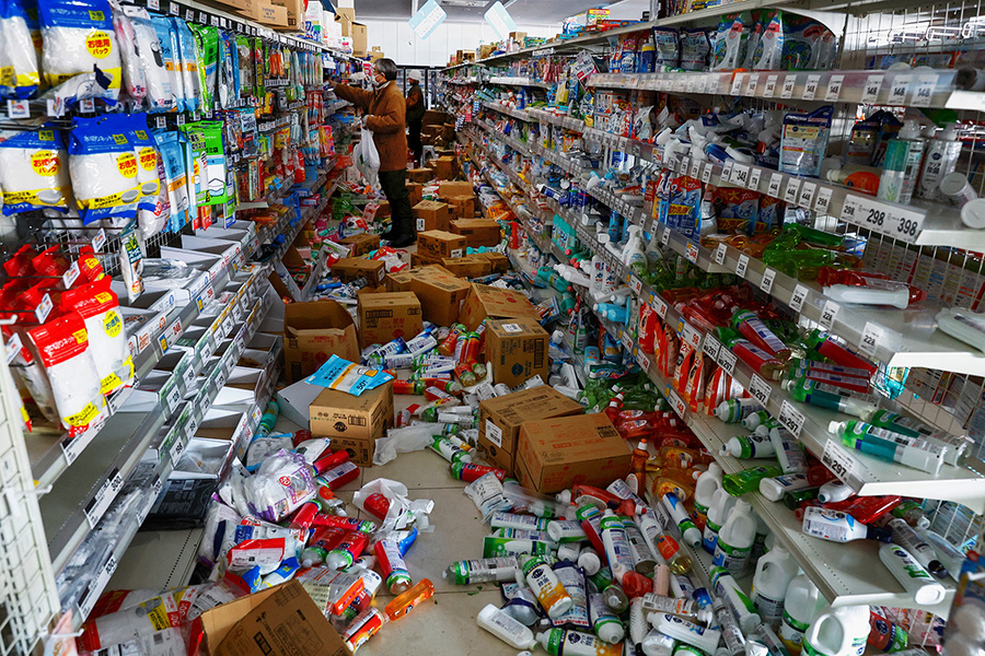 Жителям пострадавшей от землетрясения префектуры разрешили бесплатно забирать товары из разрушенных толчками магазинов.