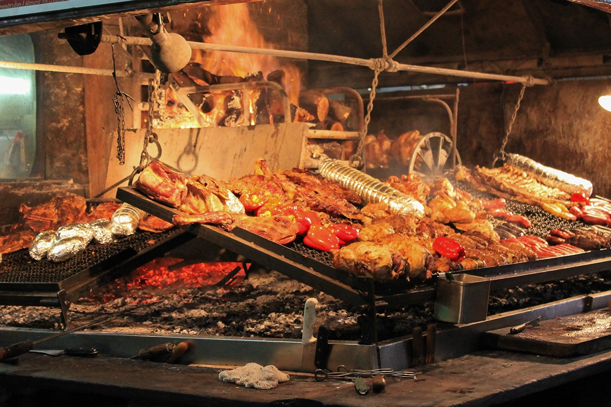 Чугунные «планча» (толстые металлические пластины) дают широкую, ровную корочку без пересушивания