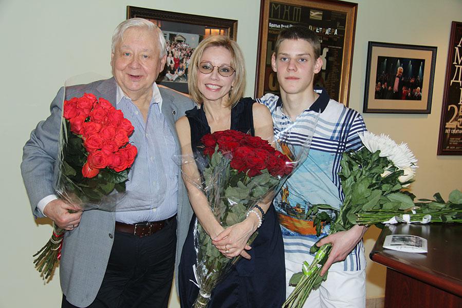 Павел Табаков с родителями Олегом Табаковым и Мариной Зудиной