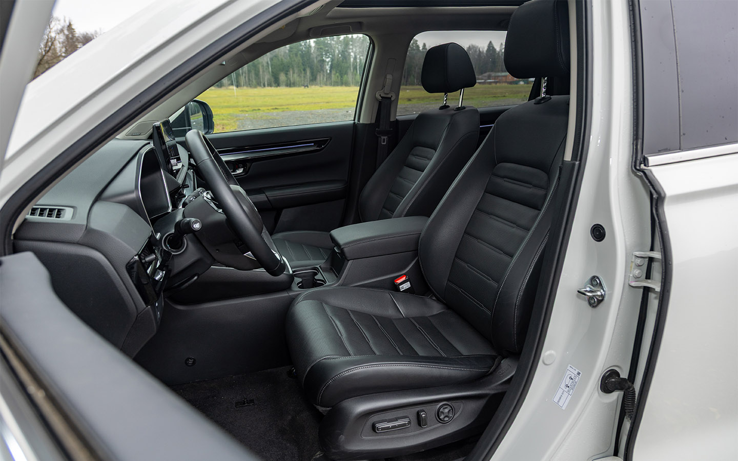 Водительское кресло хорошо практически всем, но боковой поддержки худосочным водителям может не хватать