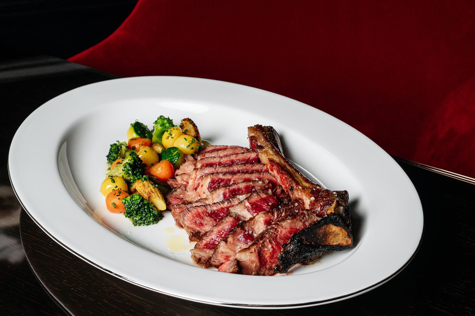 Клаб-стейк dry aged в ресторане O2 Restaurant