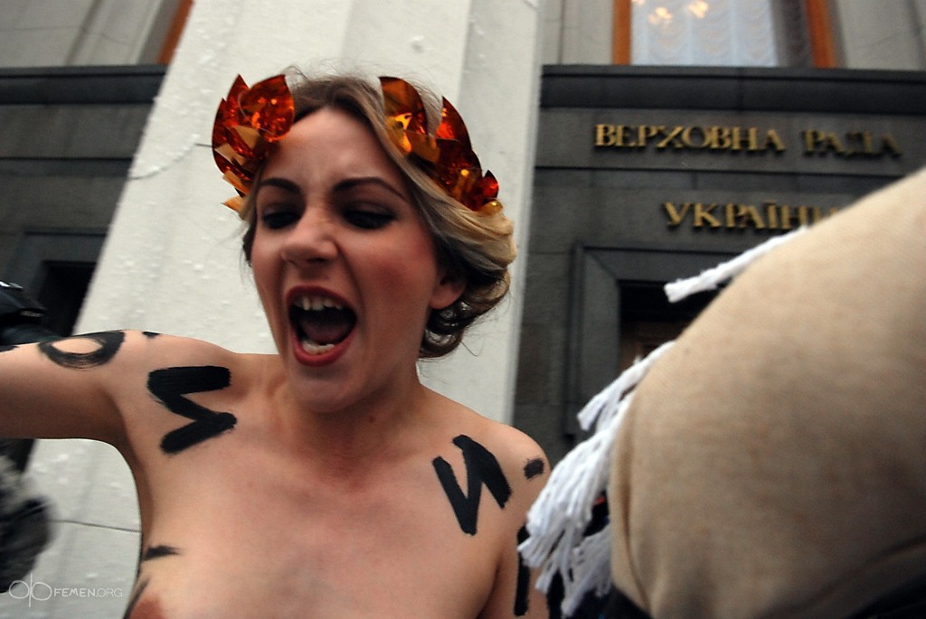 FEMEN "на скаку" атаковали новую Раду Украины