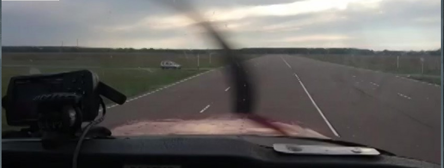 В Татарстане самолет при посадке едва избежал столкновения с авто