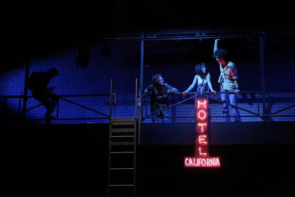 Сцена из спектакля &laquo;Отель Калифорния&raquo;
