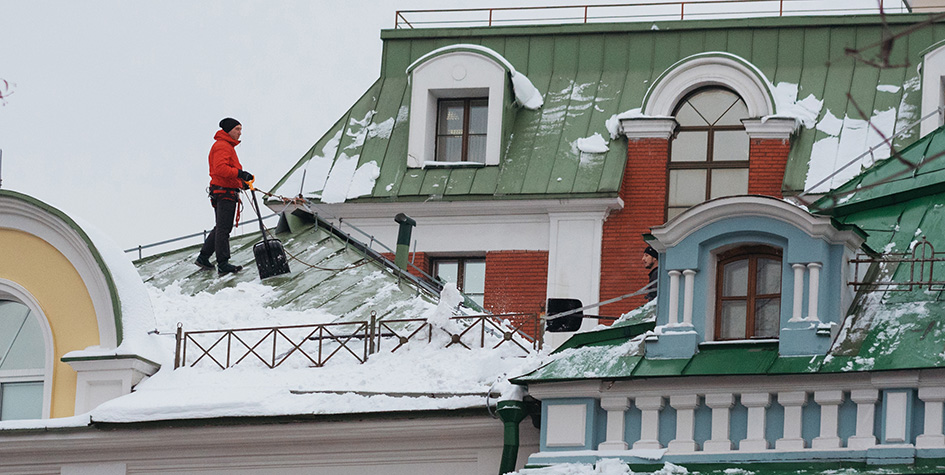 Очистка крыши от снега на одной из улиц города