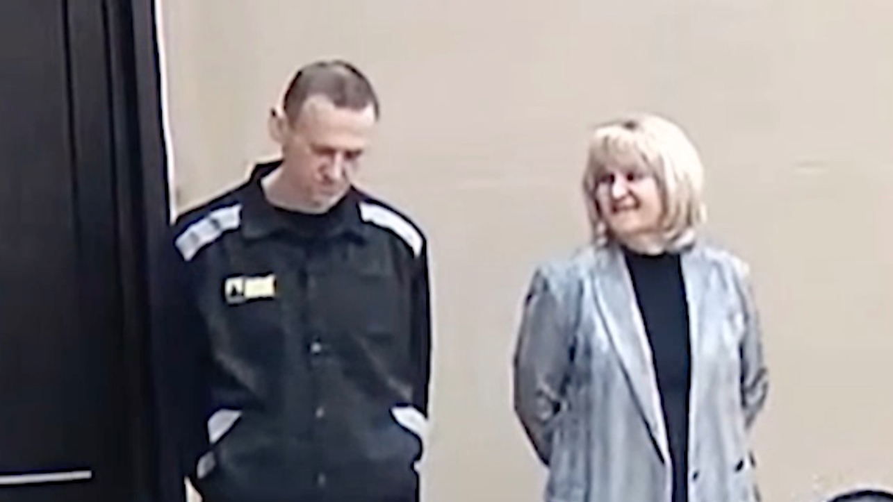 Суд приговорил Навального к девяти годам колонии строгого режима
