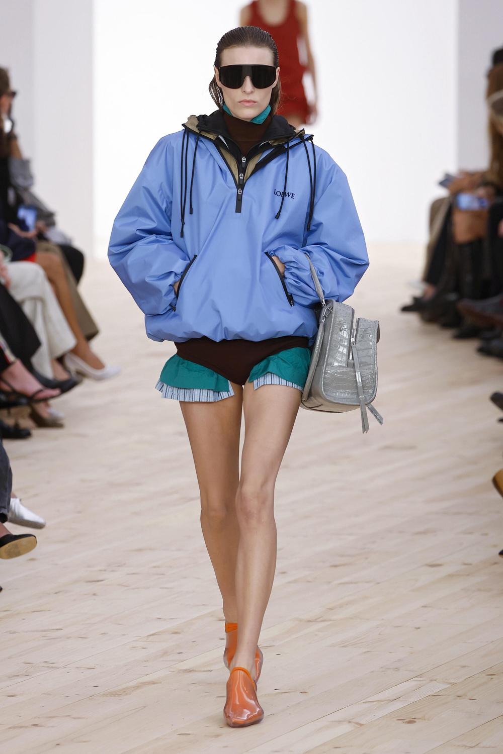 Показ Loewe, весь-лето 2026