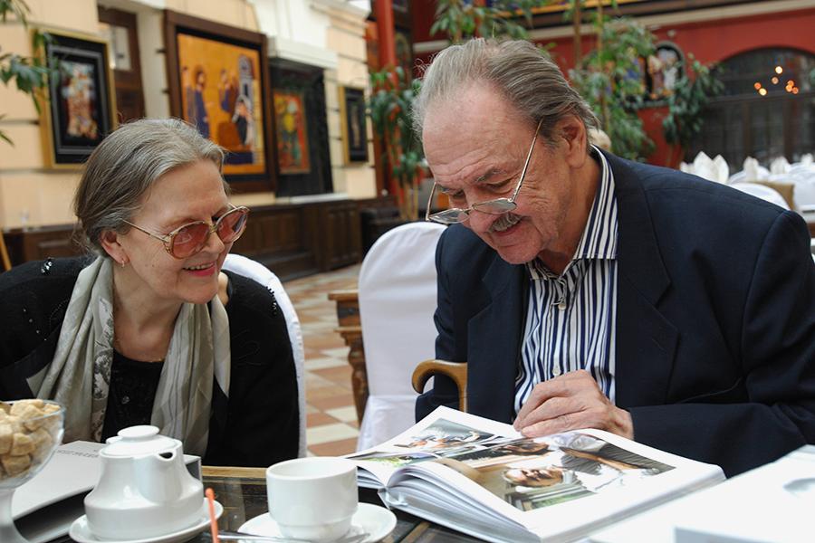Актер Юрий Яковлев с супругой Ириной перед началом вечера в честь его 80-летия в Московском Доме ученых, 2008 год