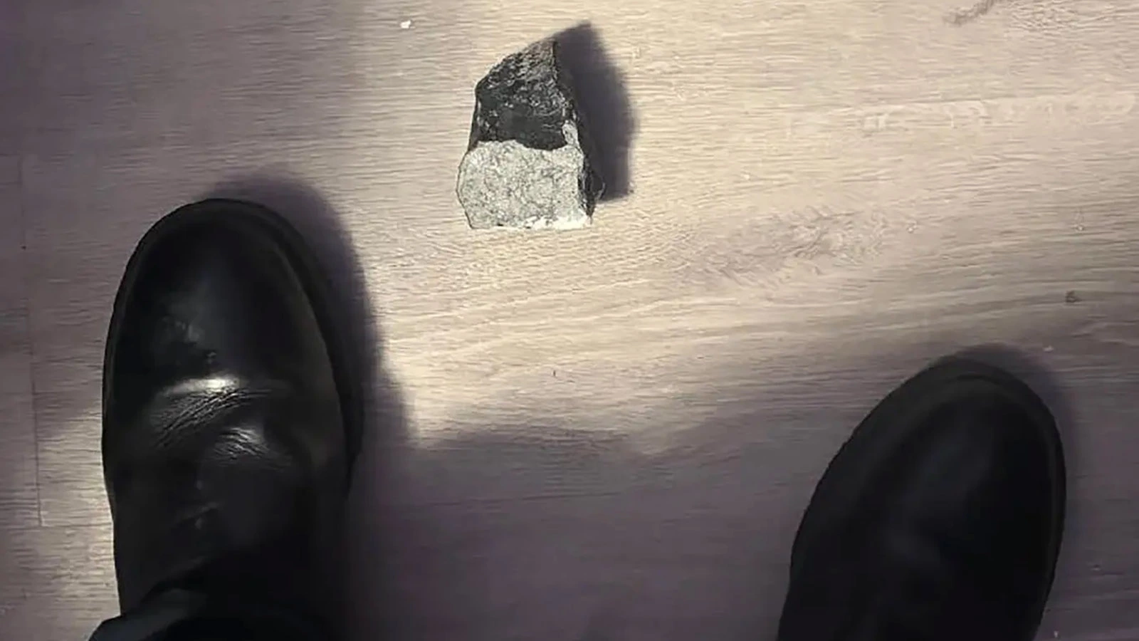 Обломок метеорита, который пробил крышу дома в Техасе