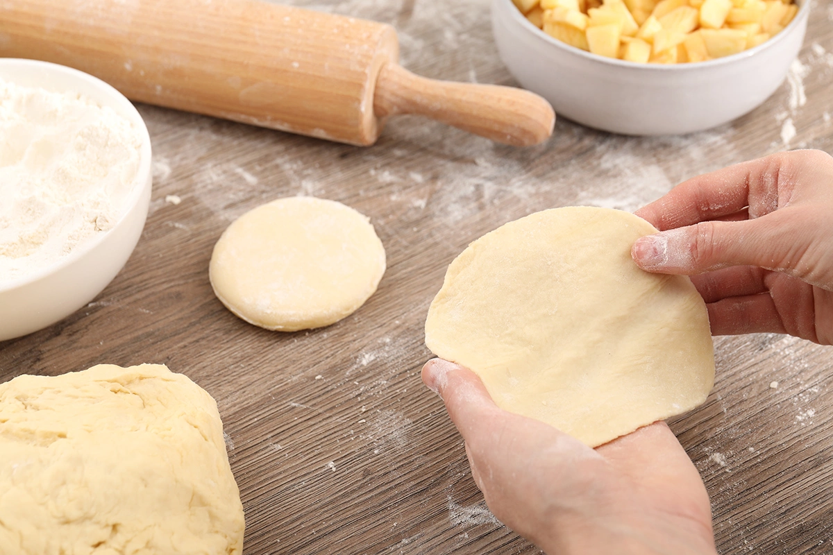 Для мягкости в тесто добавляют кисломолочные продукты
