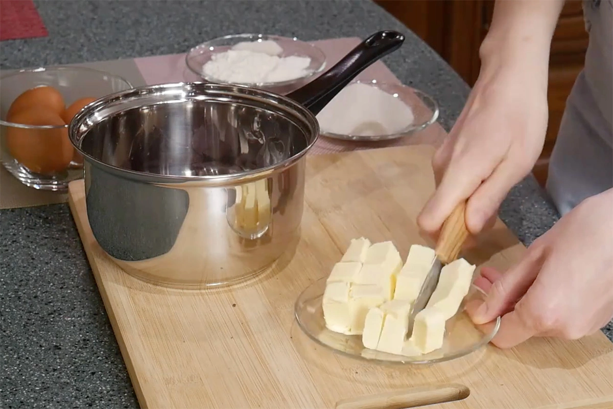 Нарежьте сливочное масло кубиками