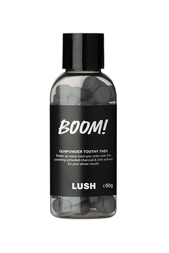 Всю упаковку зубной пасты Boom, Lush брать с собой необязательно &mdash; можно просто отсчитать нужное количество угольных пластинок, положить их в таблетницу и продолжать радовать окружающих ослепительной улыбкой.