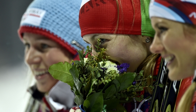 Дарья Домрачева укуталась в букет цветов.