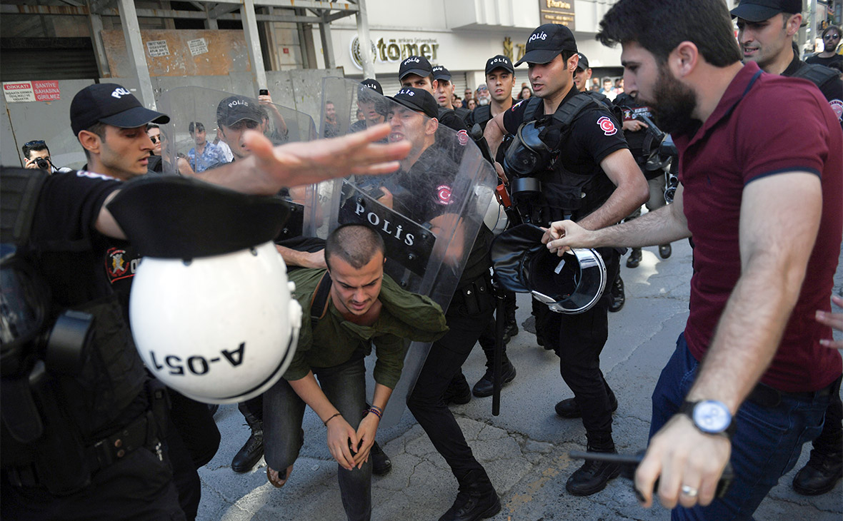 Полиция Стамбула задерживает ЛГБТ-активиста