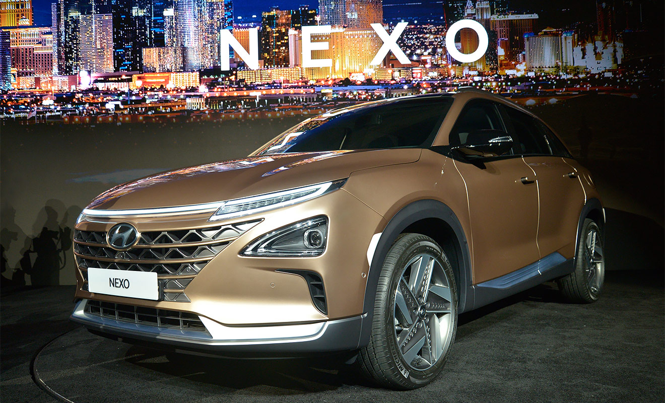 Hyundai показала в Лас-Вегасе новый кроссовер на топливных элементах. В сравнении с предыдущей моделью корейской компании Tucson FCEV/ix35 Fuel Cell ее установка легче, компактнее и эффективнее. Значительно вырос запас хода на одной заправке &mdash; до 600 километров. Полная заправка занимает пять минут. Электрохимические топливные ячейки вырабатывают 95 кВт, а аккумулятор &mdash; до 40 киловатт. Электромотор NEXO развивает 163 л.с. и 394 Нм &mdash; этого хватает, чтобы разогнаться до 100 км/ч менее, чем за 10 секунд.