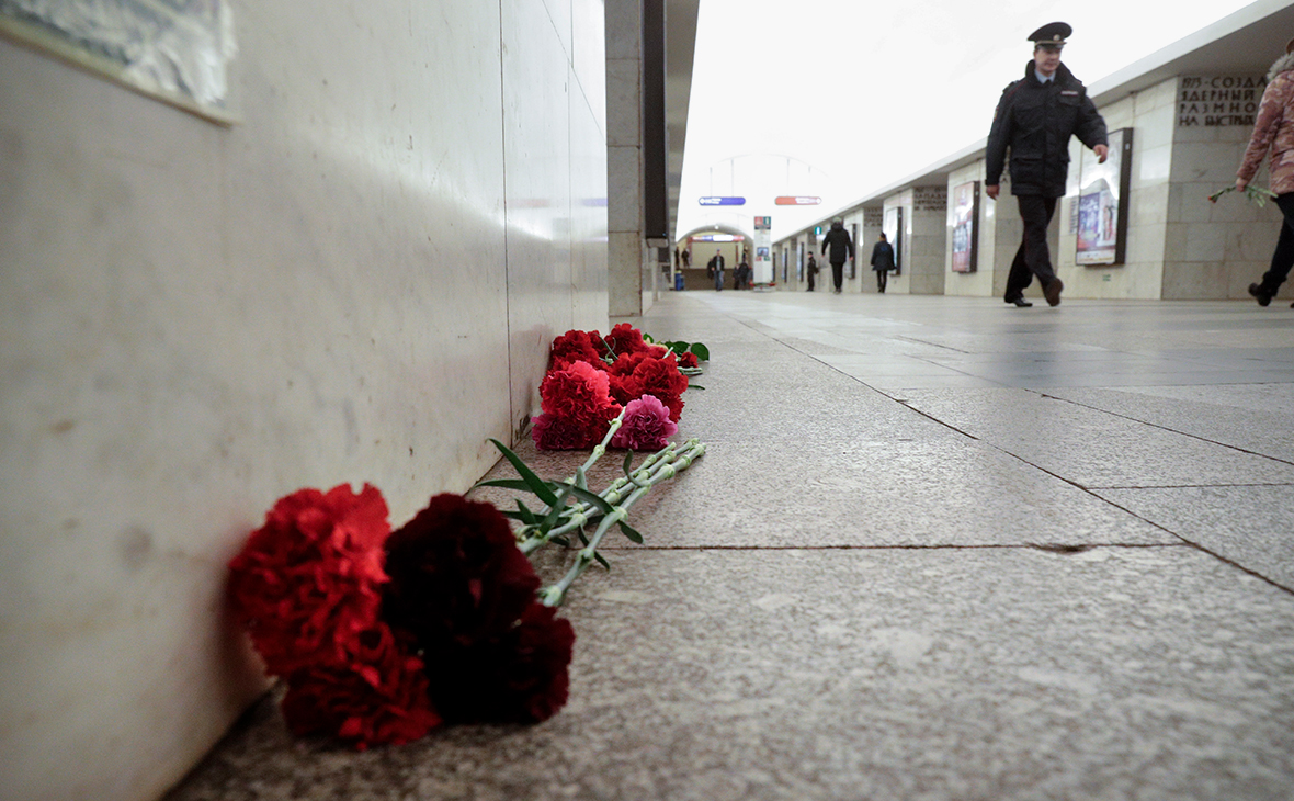 Цветы на станции метро Санкт-Петербурга, где произошел теракт в 2017 году