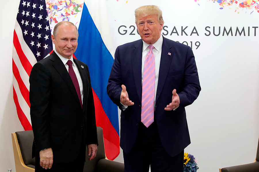 В начале встречи, отвечая на вопрос журналистов о вмешательстве России в американские выборы, Трамп погрозил Путину пальцем