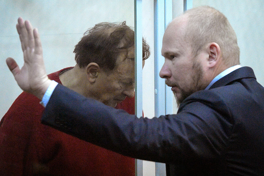 Подозреваемый Олег Соколов со своим адвокатом Александром Почуевым (справа)
