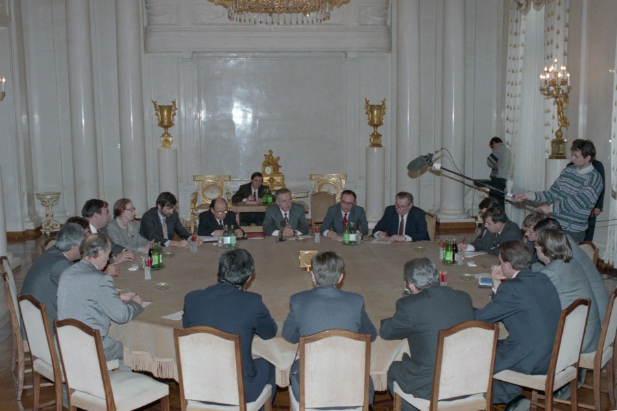 Министр иностранных дел России Андрей Козырев (в центре) и участники заседания Минской группы ОБСЕ по Нагорному Карабаху на встрече в Москве, 11 февраля 1995 года