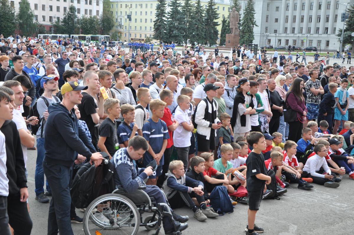 Посетители фан-феста смотрят трансляцию матча Кубка России из Белокаменки