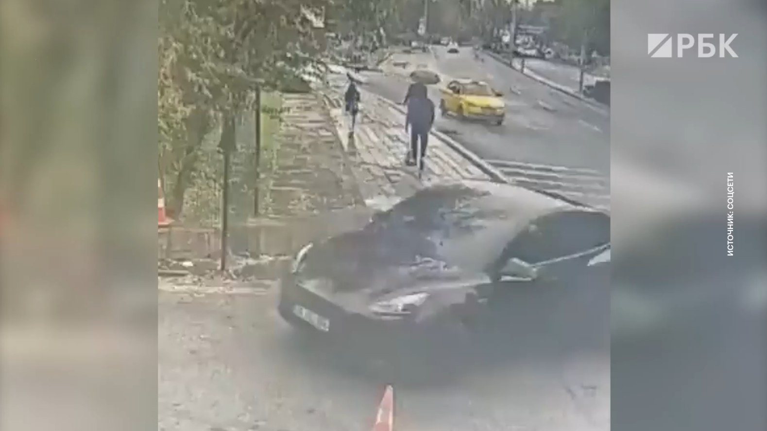 Момент взрыва у здания МВД Турции в Анкаре. Видео