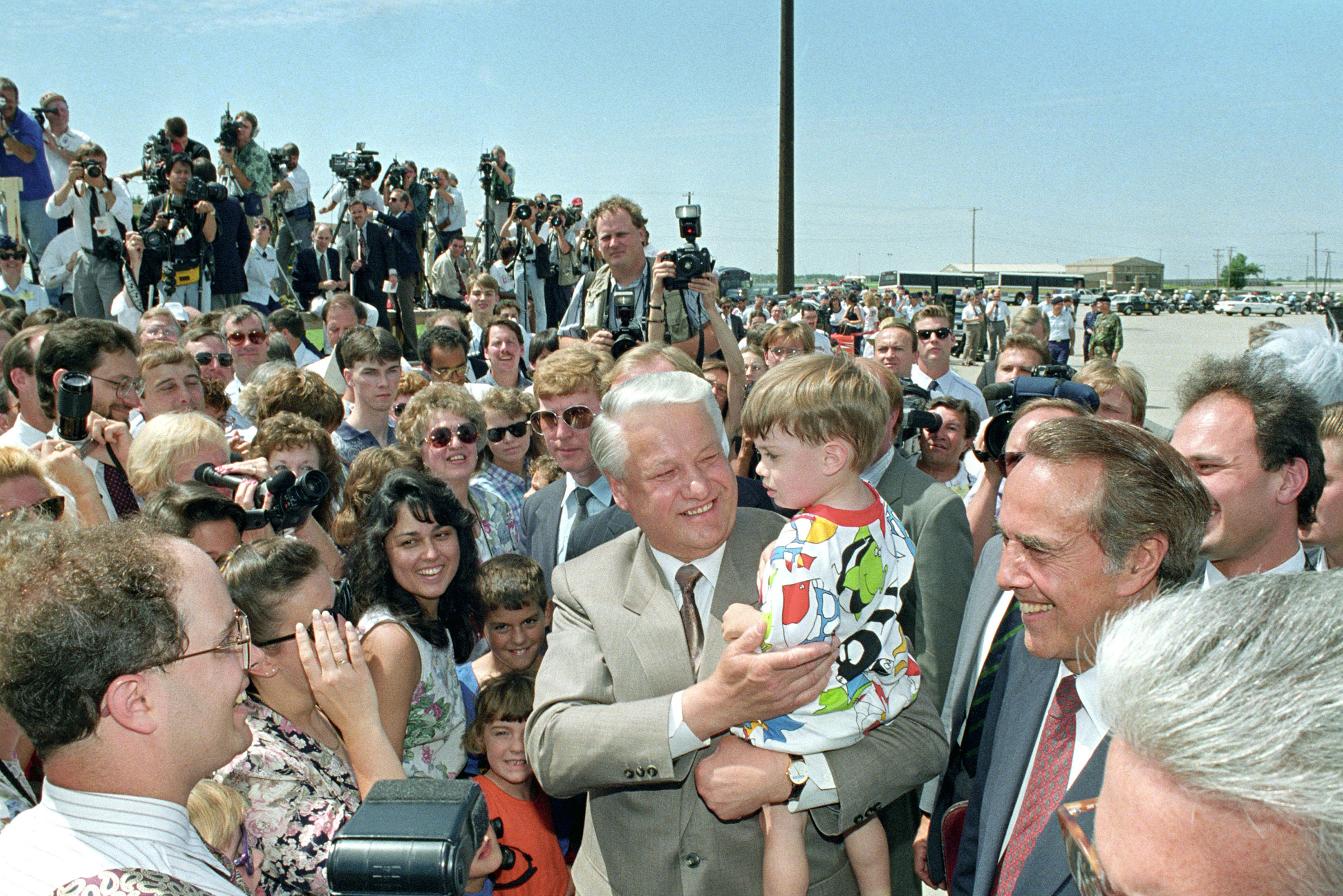 Ельцин во время посещения фермы&nbsp;семьи Грег Рау, 18 июня 1992 года.