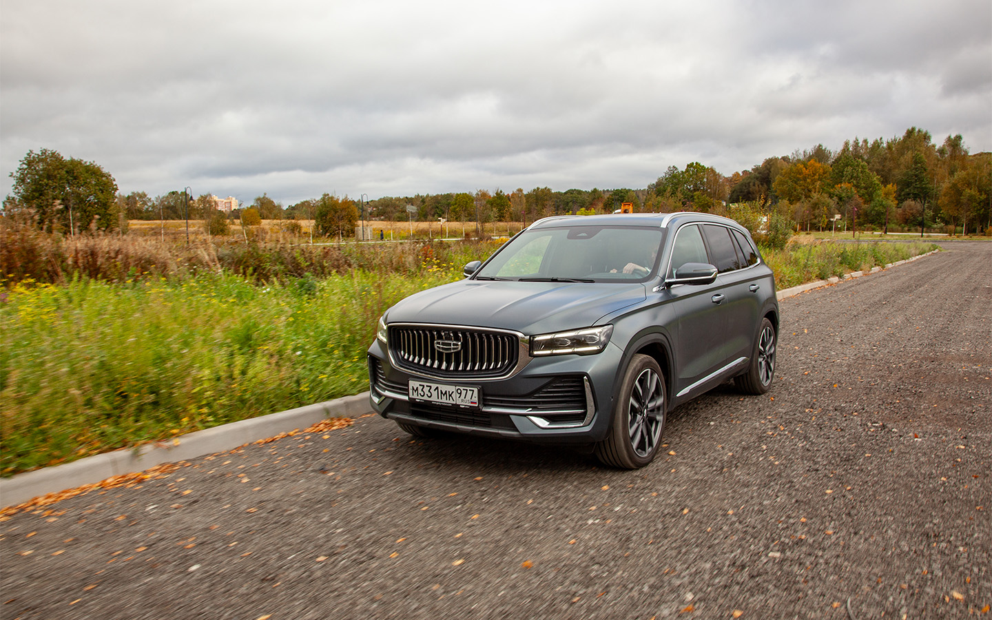Поджарый, строгий, европейский. В этих трех словах, пожалуй, весь Geely Monjaro