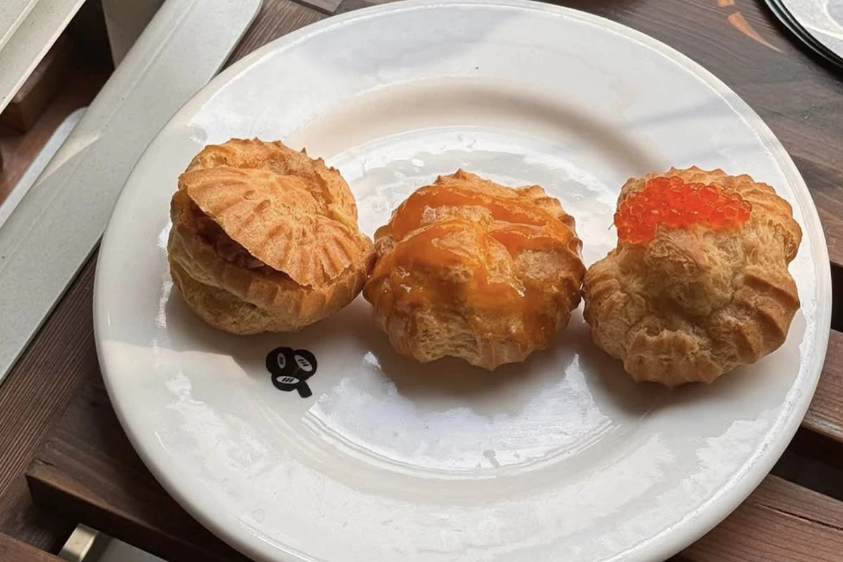 Новая волна булочных-кофеен — от Masa Madre до «камерных» проектов с хлебом долгой ферментации — собирает очереди на баскский чизкейк, фирменные сэндвичи и авторские круассаны