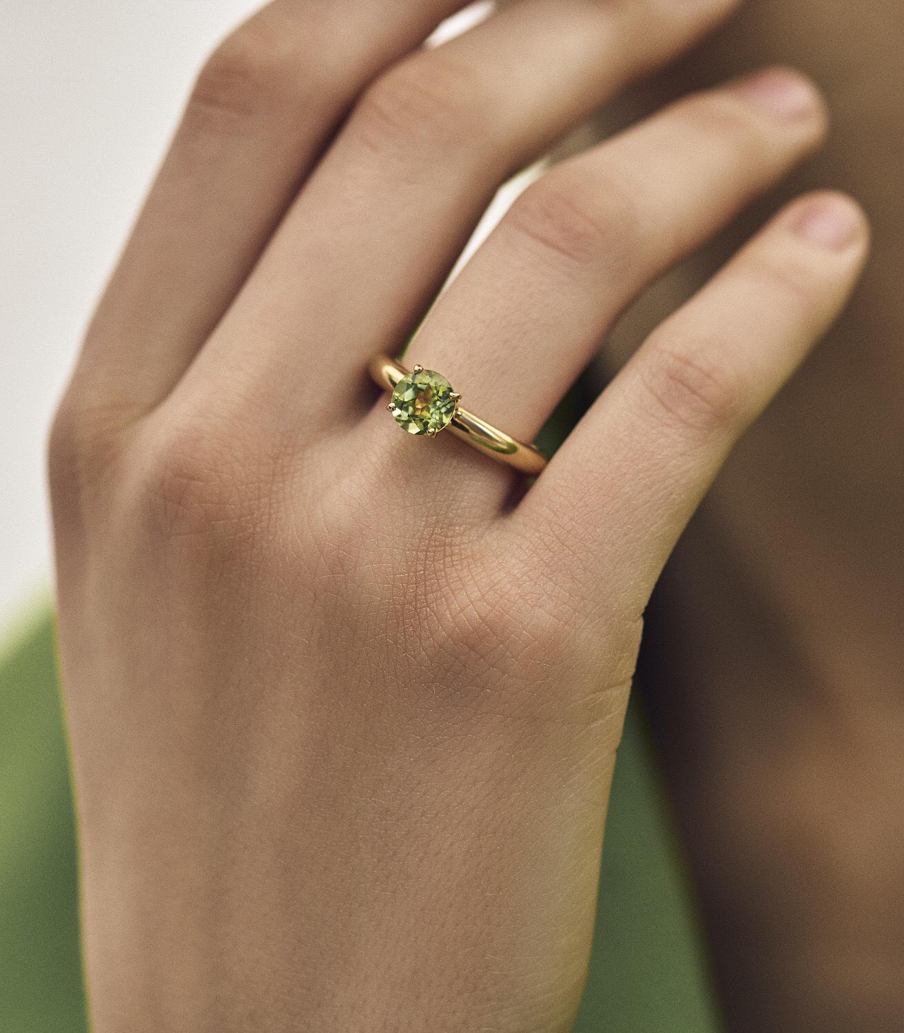 Кольцо Baby Cartoon с хризолитом, Moonka, 18 400 руб. (moonkajewelry.com)