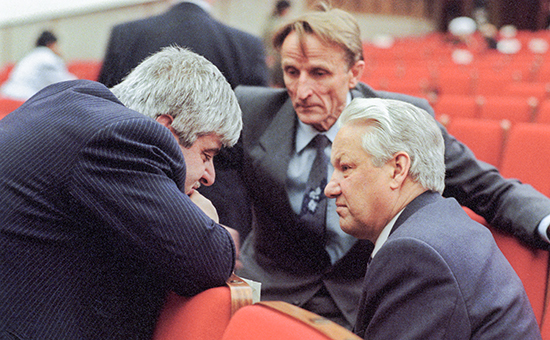 Депутаты Попов, Емельянов и Ельцин в зале заседаний на III внеочередном съезде народных депутатов СССР, 1990 год