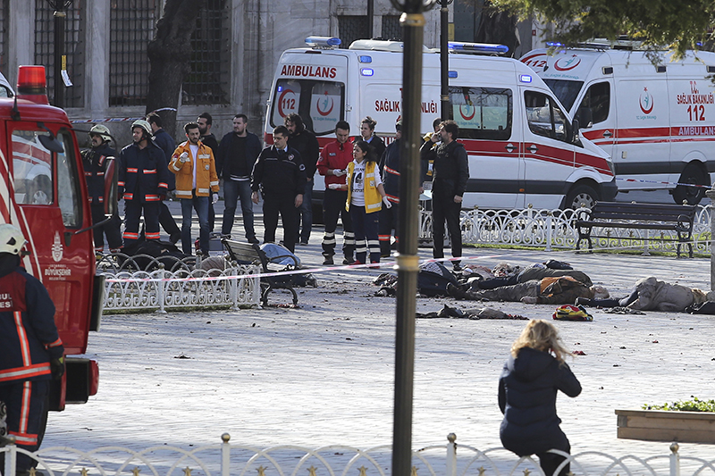 Спасательные службы на месте взрыва в центре Стамбула