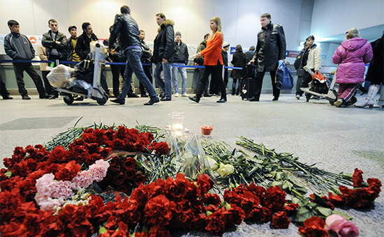 Цветы у международного терминала в&nbsp;аэропорту Домодедово в память о жертвах теракта. Январь 2011 года