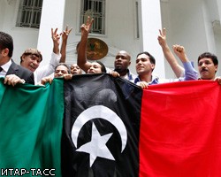 Ливийское посольство в Москве подняло триколор вместо флага Каддафи
