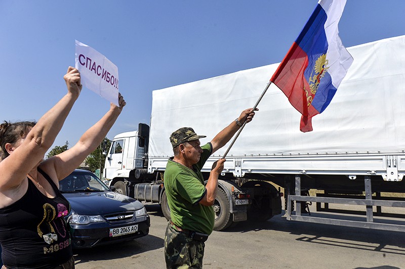 Машины конвоя въезжают в Изварино — первый украинский городок на пути в Луганск.