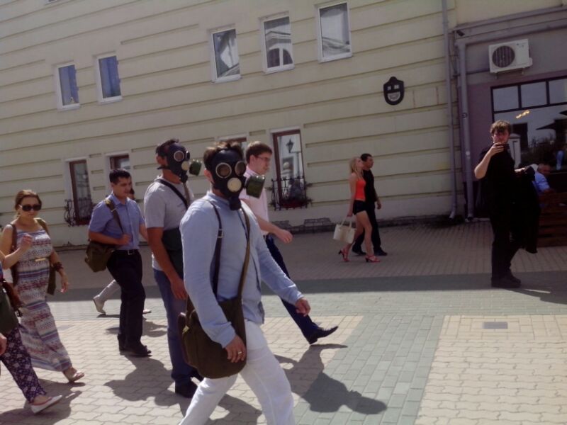 В центре Казани устроили митинг в противогазах против сноса домов 